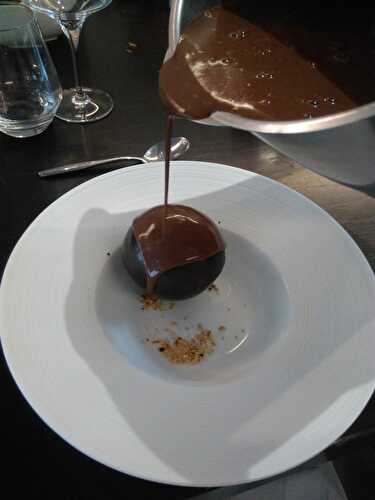 Tentation Chocolat , confit de fruits rouges au vin rouge et crème vanille. Recette réalisée au Cours de Cuisine au vin avec le Chef Norbert Tarayre pour la Villageoise en Cuisine.