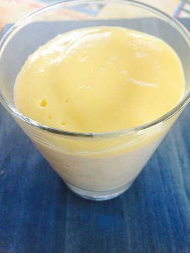 Panna cotta exotique à la banane et coulis de mangue