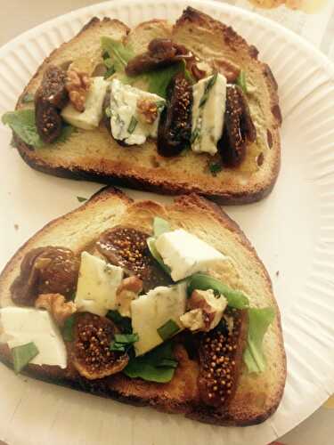 Tartines gorgonzola, figues et noix