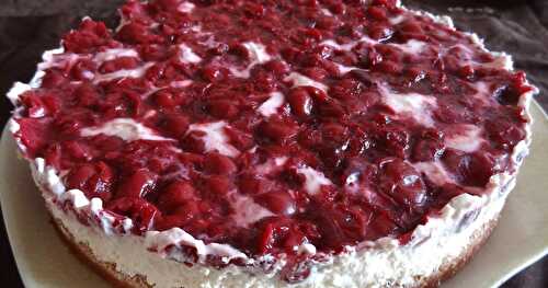 Gâteau mousseux au fromage blanc et aux cerises