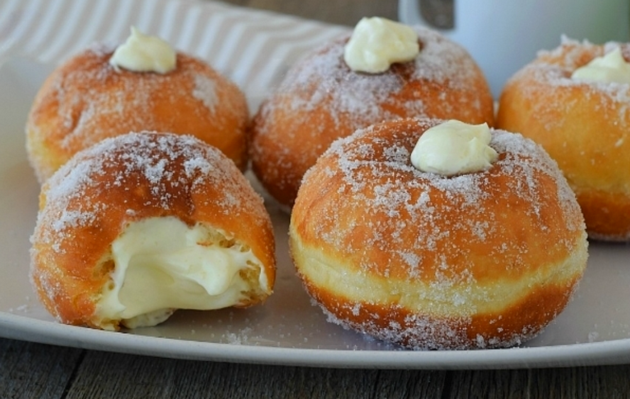 Beignets fourrés à la crème diplomatique italienne | DESSERTS