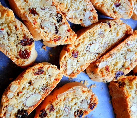 Biscotti aux noisettes et pépites de chocolat - Recette Mixte - DESSERTS