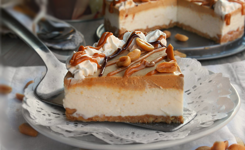 Gâteau froid aux noisettes avec beurre d'arachide et crème de caramel