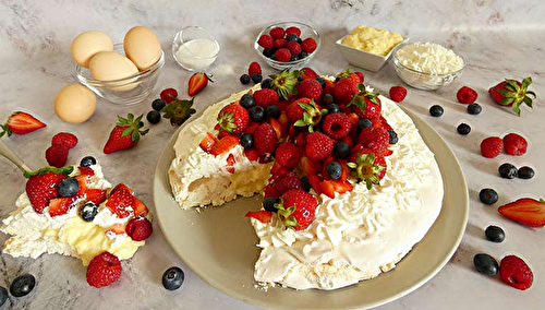 La pavlova : meringue, crème fouettée et baies - Recette Mixte