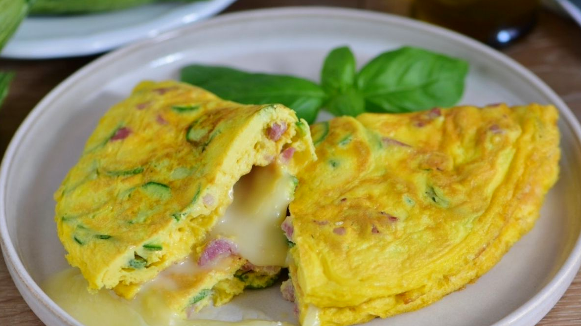 Omelette demi-lune de courgettes farcie à la mozzarella | Recette Mixte