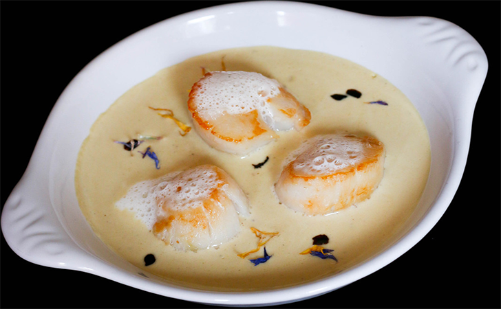 Saint-Jacques poêlées, sauce foie gras à la truffe noire -Plat