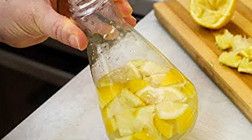 Astuce : ne jetez pas les zestes de citron Mettez-les dans un récipient et ajoutez du vinaigre