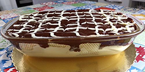 Dessert avec une crème blanche et biscuits :  Wafer au chocolat