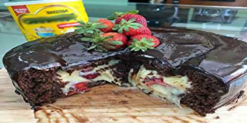 Torta de Chocolat avec Garniture de Lait en Poudre et Crème de Fraises