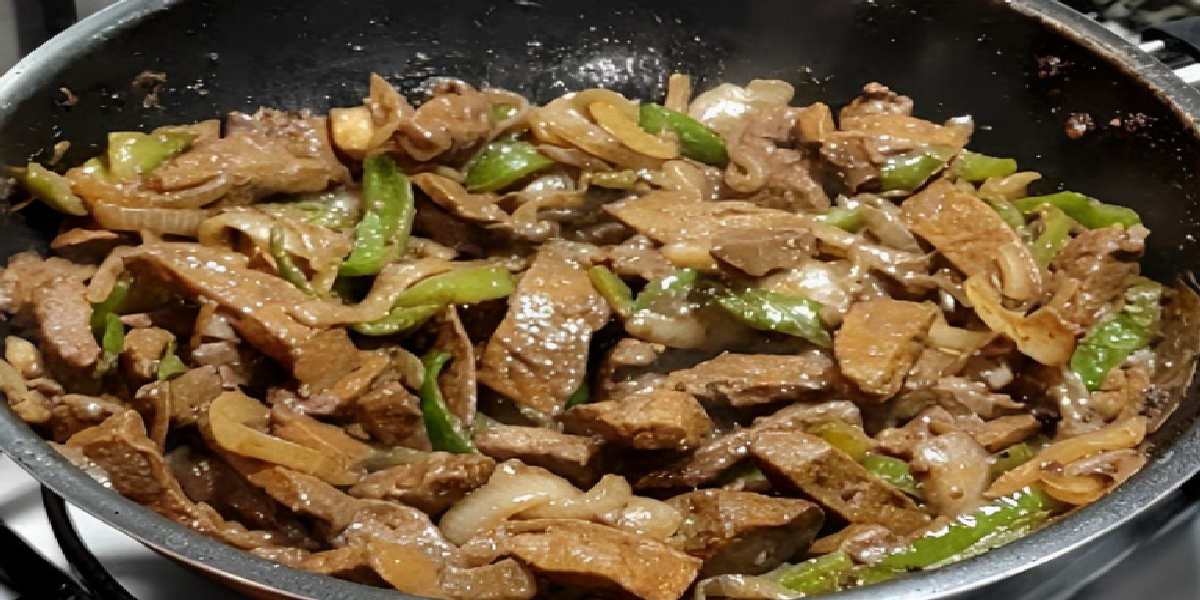 Foie de veau aux oignons, tendre et savoureux avec une astuce très simple et facile à suivre.