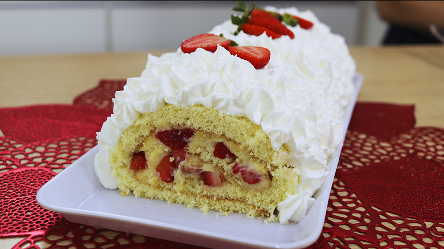 Roulé de Noël à la Crème Baba de Moça et aux Fraises : Un dessert