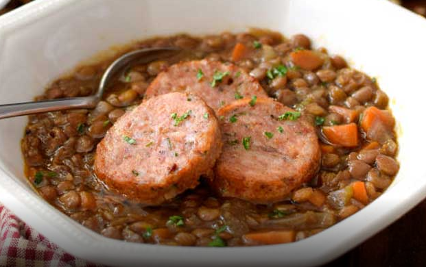 Lentilles Vertes du Puy aux Saucisses de Morteau : Une Recette Chaleureuse