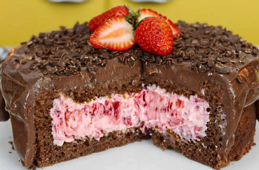 Gâteau Truffé au Chocolat et Mousse de Fraise