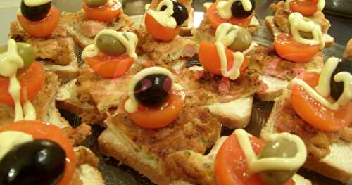 Canapés d'Omelette aux Saucisses et Tomates Cerise  / Cama de Omolete com Salsichas e Tomates Cerejas