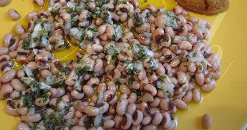Feijão Frade com Molho Verde Acompanhado com Rissois de Carne / Cocos Roses à la Sauce Verte Accompagner de Beignets de Viande