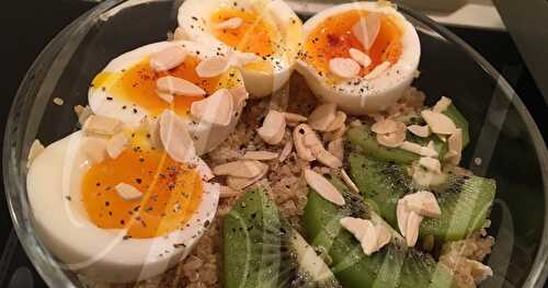 Quinoa Blanc aux Oeufs Mollet, Kiwi et Amandes / Quinoa Branco com Ovos 5 min. Kiwi e Amendoas 