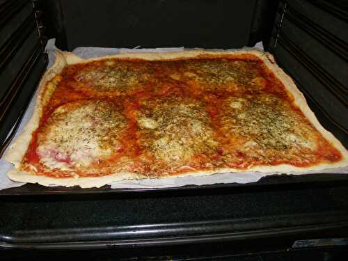 Pizza tomate jambon champignon mozzarella
