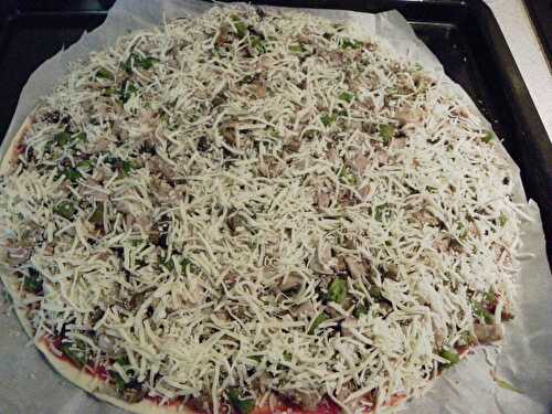 Pizzas asperges,jambon,champignon sur coulis de tomate