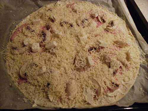 Pizzas chevre,jambon,champignon, emmental et fourme