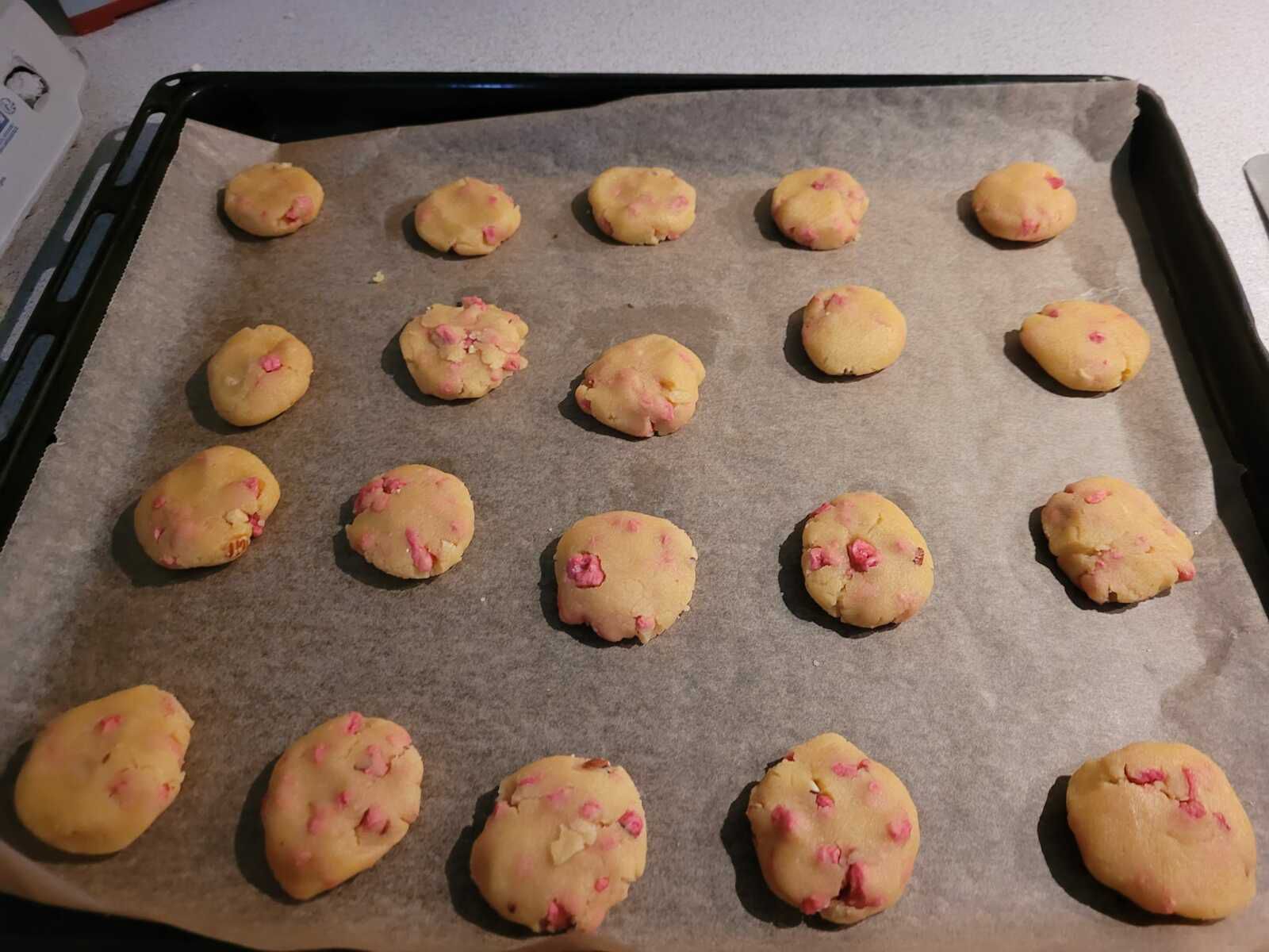 Biscuits à la poudre d'amende et pralines roses