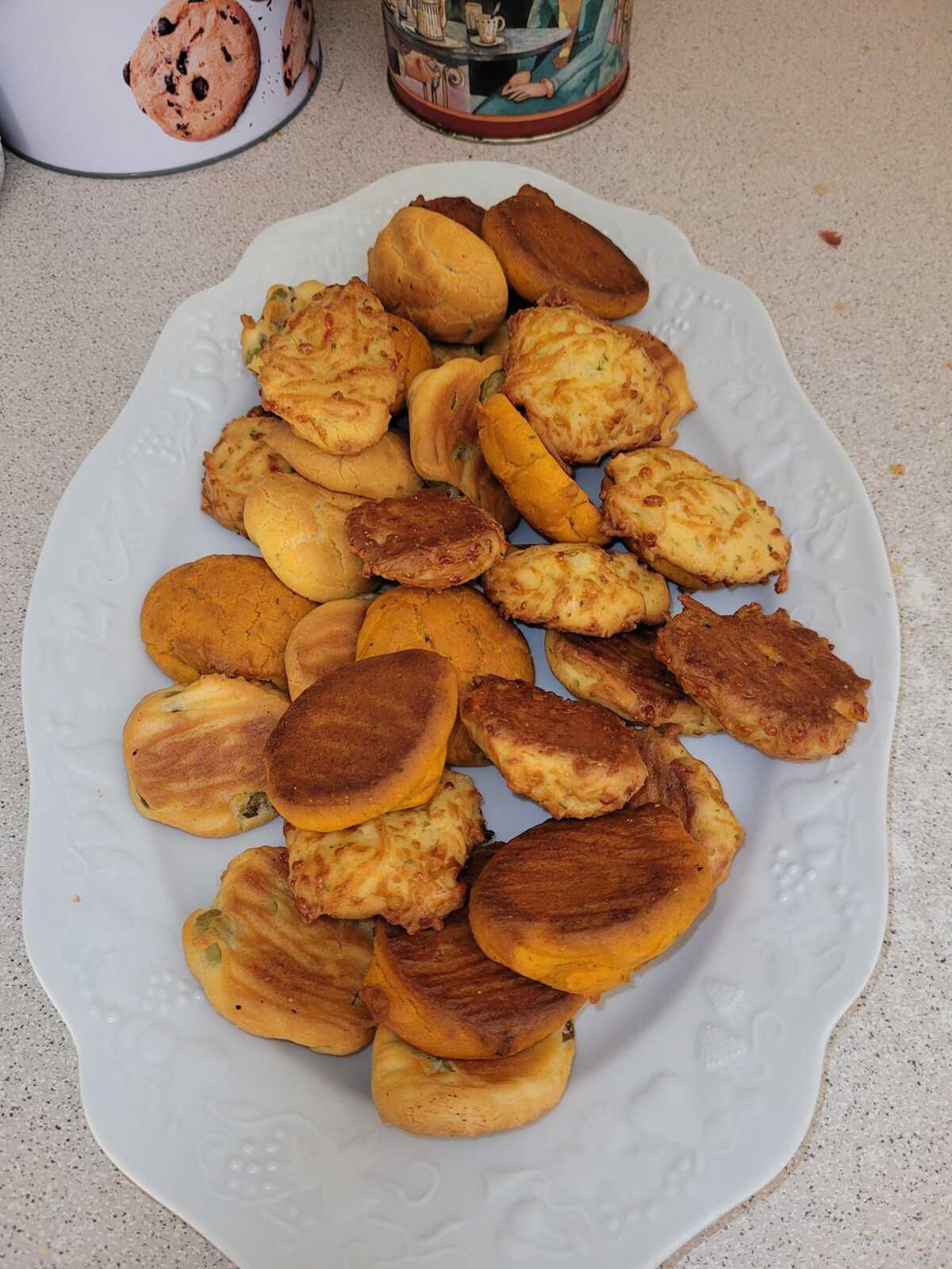 Gougères à la tomate, emmental et olives vertes