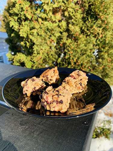 Biscuits à l’avoine, noix de Grenoble, framboises et raisins de Corinthe