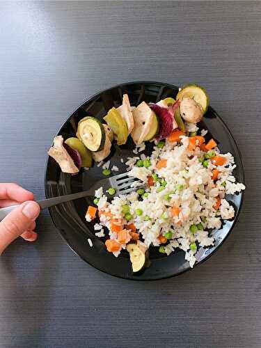 Brochettes de tofu à la courgette, poivron vert, champignons, oignon rouge et riz aux légumes