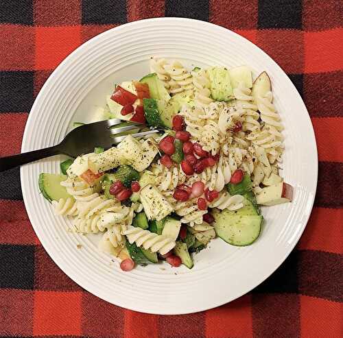 Fusilli à l'huile d'olive, concombre, poivron vert, pomme rouge, arilles de grenade et noix de Grenoble