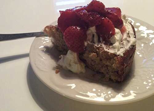 Gâteau doré sans gluten aux fraises