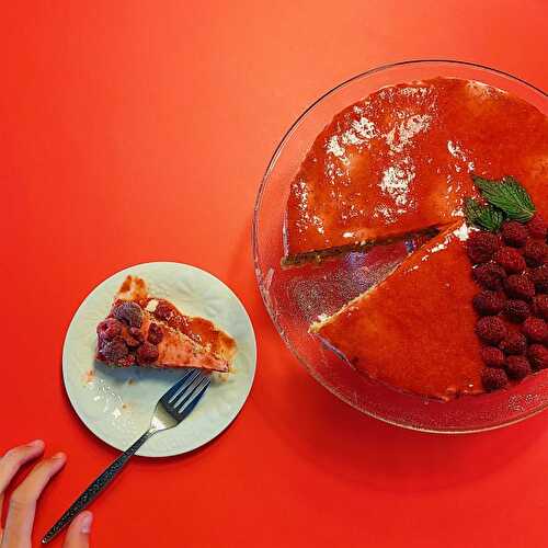 Gâteau sans gluten, yogourt grec et coulis de framboises