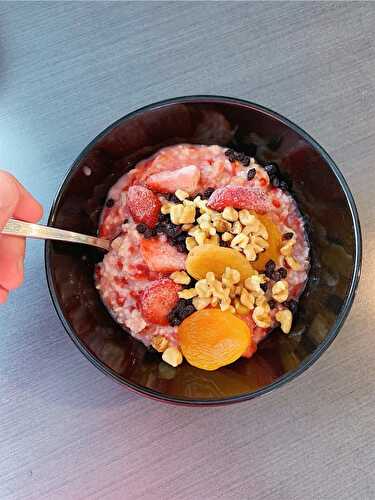 Gruau (à préparer la veille) aux fraises, abricots séchés, raisins de Corinthe et noix de Grenoble