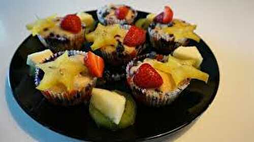 Muffins aux bleuets et aux pommes & garniture de carambole, fraises, ananas et kiwis
