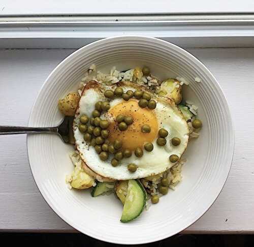 Oeuf miroir, quartiers de pommes de terre grelots rôties, concombre, riz blanc et petits pois