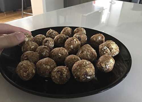 RECETTE-Boules d'énergie aux dattes, flocons d'avoine et noix de coco râpée (sans gluten et sans lactose)