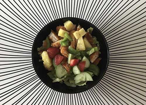 RECETTE-Salade aux croquettes de poulet, concombre, ananas et fraises | Les Zackardises