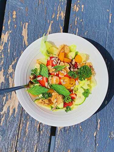 Salade avec des légumes du jardin