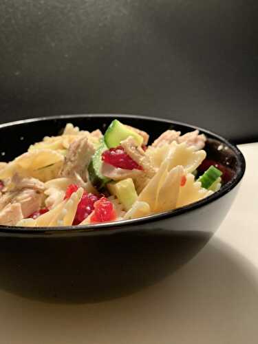 Salade de farfalles au poulet, framboises et courgette verte