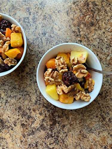 Salade de fruits, jus d'orange et noix de Grenoble