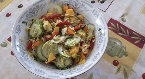 Salade rafraîchissante à la mangue, choux de Bruxelles et légumes variés