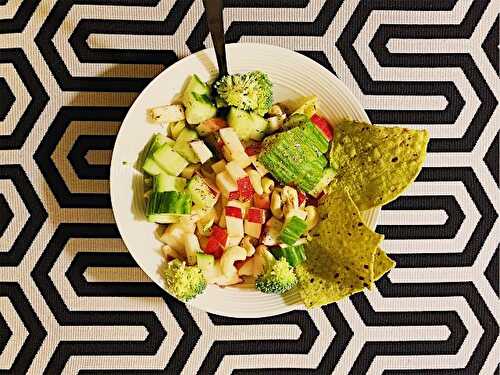 Salade-repas de pâtes aux légumes et chips au chou frisé