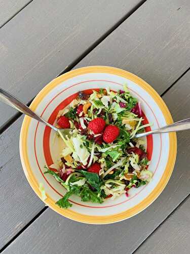 Salade verte d'été et vinaigrette à l'huile d'olive