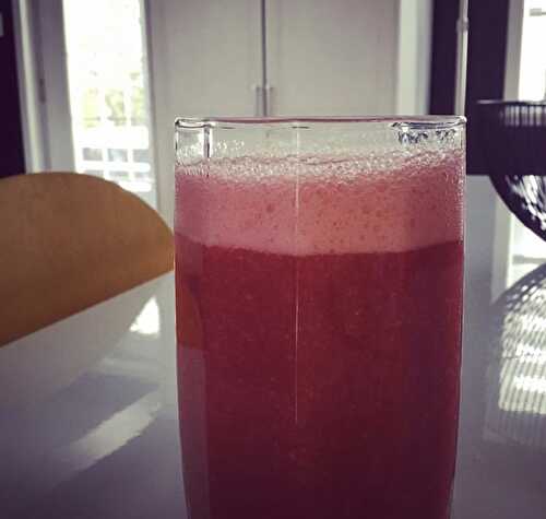 Smoothie à la framboise, à la grenade et à la pomme