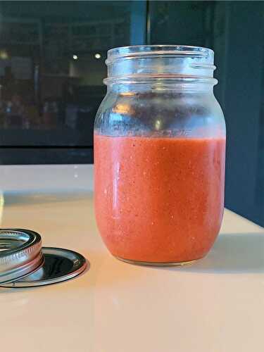 Smoothie à la mangue, fraises et chia