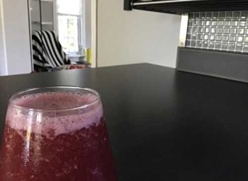 Smoothie aux arilles de grenade, fraises et framboises