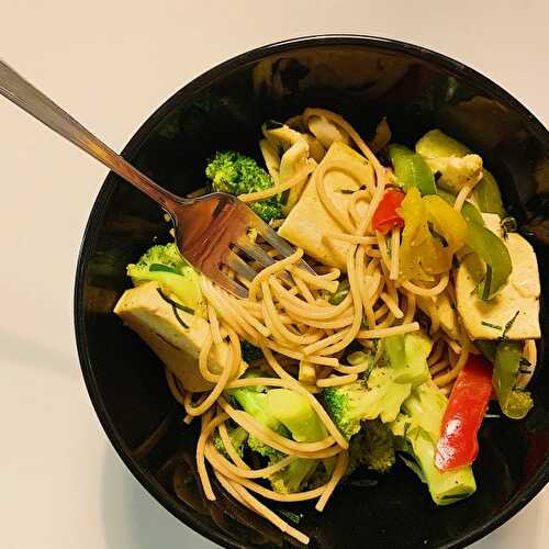Spaghetti asiatique au tofu et légumes grillés