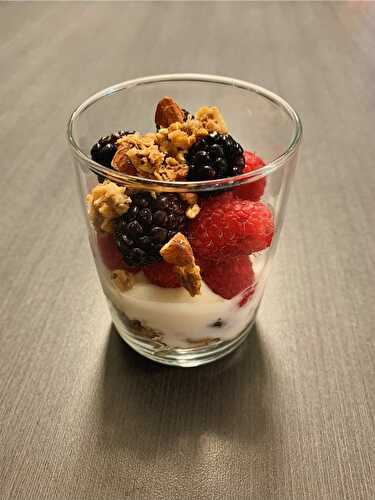 Verrine au granola maison, yogourt grec à la vanille, framboises et mûres