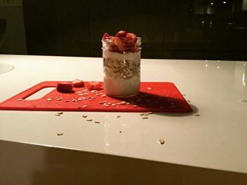 Verrine de flocon d'avoine, yogourt sans lactose, fraises et pomme verte