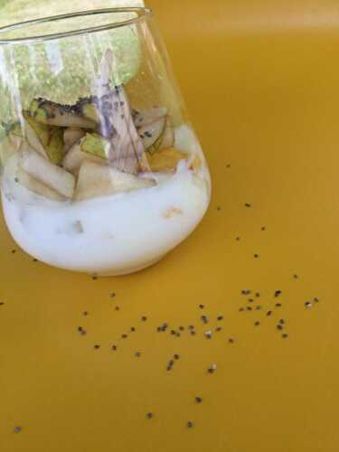 Verrine de pomme verte, yogourt à la vanille sans lactose, mangue et chia