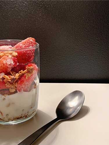 Verrine de yogourt à la vanille, granola maison et fraises