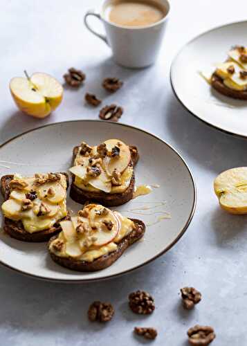 Tartines au fromage et pommes caramélisées au miel